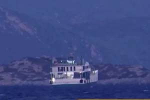 Παραμένει κολλημένο το φέρι μποτ που έπεσε σε ξέρα στα Νέα Στύρα