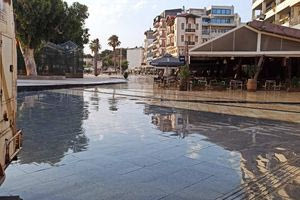 Εργασίες καθαρισμού πλατειών, δρόμων και πεζοδρόμων – Προσοχή σε πεζούς και οδηγούς λόγω ολισθηρότητας