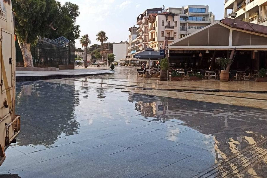 Εργασίες καθαρισμού πλατειών, δρόμων και πεζοδρόμων – Προσοχή σε πεζούς και οδηγούς λόγω ολισθηρότητας