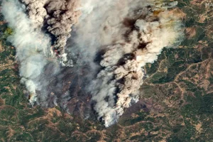 Μαίνεται η φωτιά στη Σύμη – Πυροσβέστες μεταφέρονται με πλωτά του Λιμενικού