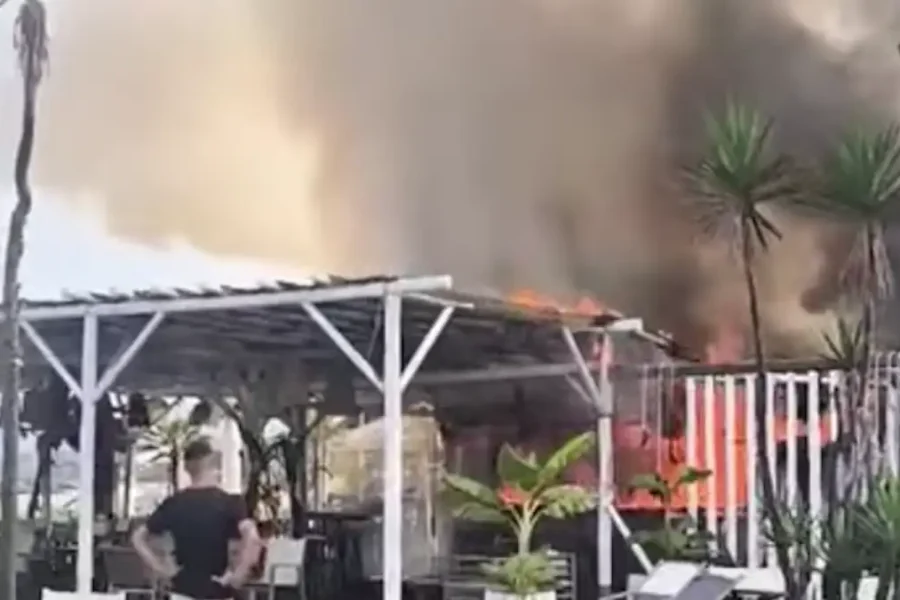 Beach bar κάηκε ολοσχερώς στην Πρέβεζα (vid)