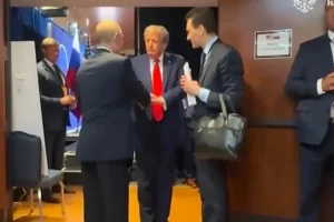 Φουντώνουν τα σενάρια για την υγεία του Πούτιν: Το ύποπτο τρέμουλο δίπλα στον Τραμπ (Video)