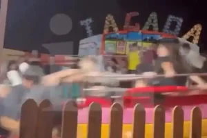 Σοκαριστικό ατύχημα στη Ρόδο: Εκσφενδονίστηκαν τέσσερα άτομα σε λούνα παρκ (βίντεο)