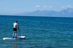 Εύβοια: Άνδρας με σανίδα SUP παρασύρθηκε από τους ανέμους και σώθηκε από διερχόμενο σκάφος