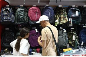 Ένας μισθός για τα σχολικά είδη στην Ελλάδα