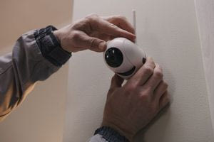 Παλλήνη: Άνδρας είχε βάλει κρυφή κάμερα σε γυναικείες τουαλέτες εταιρείας – Βρήκαν υλικό παιδικής πορνογραφίας στο σπίτι του