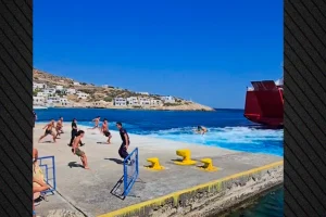 Σίκινος: Λιμενικοί προσπαθούν να σταματήσουν τους «απονεριστές» που βουτούν πίσω από τα πλοία που φεύγουν – Δείτε βίντεο