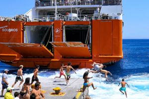 Αντίο με… βουτιές στο λιμάνι: Το έθιμο των κατοίκων στη Σίκινο για τους επισκέπτες του νησιού (βίντεο)