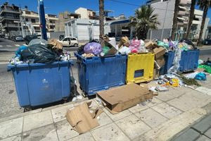 Ηράκλειο και σκουπίδια: Προκαλούν νεύρα, αναδίδουν οσμές και δυσφημίζουν τον τόπο