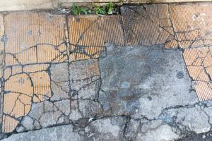 «Επικίνδυνη αποστολή» το περπάτημα στο κέντρο του Ηρακλείου (φωτογραφίες)