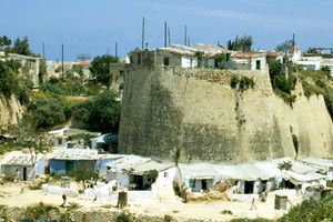 Σπίτια πάνω και κάτω από τα Ενετικά Τείχη