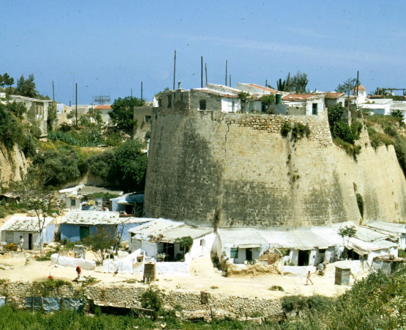 Σπίτια πάνω και κάτω από τα Ενετικά Τείχη