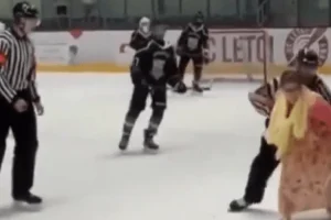 Μητέρα αθλητή μπούκαρε σε αγώνα χόκεϊ για να διαμαρτυρηθεί στον διαιτητή