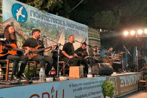 Η νύχτα που οι Άνω Ασίτες χόρεψαν με την καρδιά τους με τα Στρατάκια