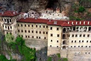 Γιατί δεν έγινε ούτε φέτος η Θεία Λειτουργία στην Παναγία Σουμελά στην Τραπεζούντα