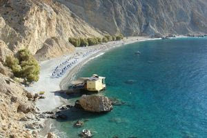 Γλυκά νερά, μια παραλία της Κρήτης για λίγους με πεντακάθαρες πηγές γλυκού νερού στα βράχια