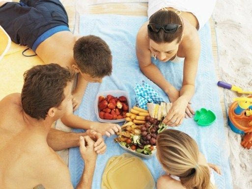 Associated Press: Οι Έλληνες πάνε στις παραλίες με το ταπεράκι – Απαγορευτικές οι διακοπές