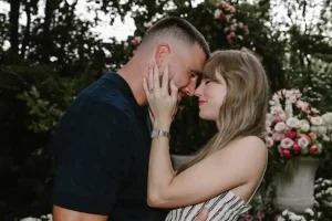 “It’s a Love Story”: Η Taylor Swift αρραβωνιάστηκε με τον Τράβις Κέλτσε