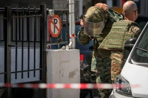 Δεκάδες όπλα και πυρομαχικά σε κάδο απορριμμάτων στην Καισαριανή