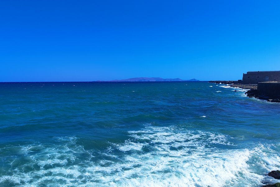Βόλτες, τρέξιμο και ρομάντζα πλάι στην αγριεμένη θάλασσα (φωτογραφίες & βίντεο)