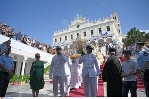 Χιλιάδες πιστοί στην Τήνο – Με λαμπρότητα και κατάνυξη γιορτάζει η Ελλάδα την Κοίμηση της Θεοτόκου (φωτογραφίες)