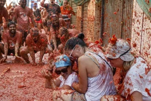 Ισπανία: Πόλεμος με …ντομάτες στην πόλη Μπουνιόλ