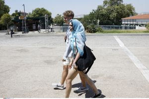 «Η Ελλάδα έχει γίνει η Ταϊλάνδη της Ευρώπης» – Ο Guardian για τις χαμένες διακοπές των Ελλήνων