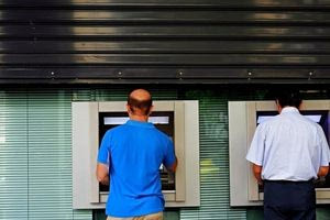 Τι πρέπει να ξέρουν οι φορολογούμενοι για τις καταθέσεις μετρητών στην τράπεζα