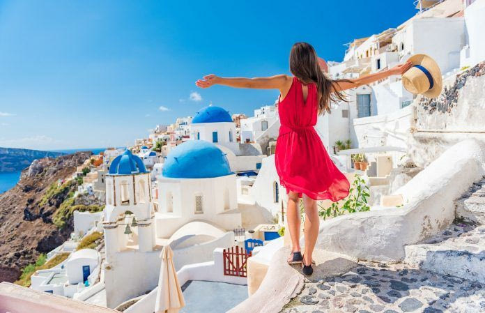 Το Top 5 των τουριστών στην Ελλάδα – Ποιες εθνικότητες ξόδεψαν τα περισσότερα χρήματα, ρεκόρ στις πτήσεις από ΗΠΑ