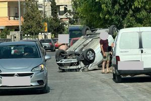 «Τι πρέπει να κάνεις για να αναποδογυρίσεις αυτοκίνητο στην πόλη μέσα;» (φωτογραφίες)