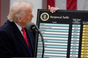 Απειλεί την Κίνα ο Τραμπ με δασμούς 200% εάν δεν εξάγει άμεσα μαγνήτες