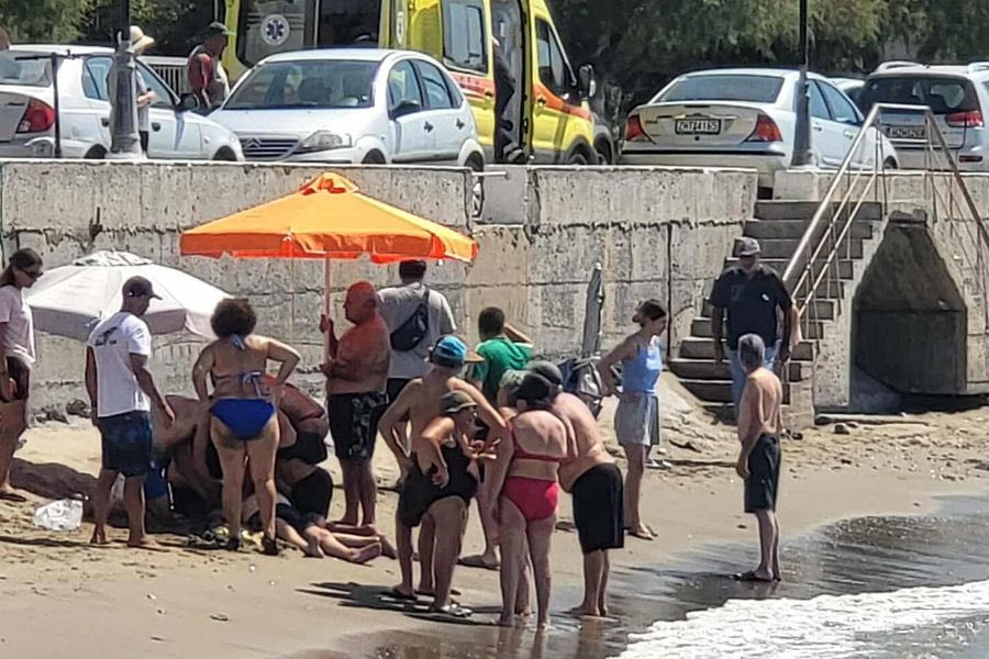 Συναγερμός στον Τσούτσουρα για 94χρονο που ανασύρθηκε από τη θάλασσα χωρίς τις αισθήσεις του