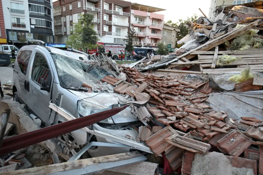230 μετασεισμοί και 2 αγνοούμενοι μετά τον σεισμό στην Τουρκία – Ισοπεδωμένα κτίρια και εικόνες καταστροφής