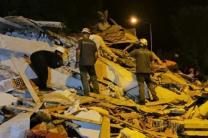 Ένας νεκρός και 29 τραυματίες από τον σεισμό των 6,1 Ρίχτερ στην Τουρκία: Τουλάχιστον 16 κτίρια κατέρρευσαν – Δείτε βίντεο