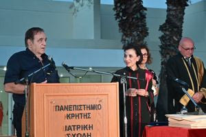 Τιμητική διάκριση για τον καθηγητή νευροχειρουργικής Αντώνη Βάκη