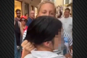 Τουρίστρια στη Βενετία έπιασε 14χρονη κλέφτρα πορτοφολιών – Την κρατούσε από τα μαλλιά μέχρι να τη συλλάβει η αστυνομία (Βίντεο)