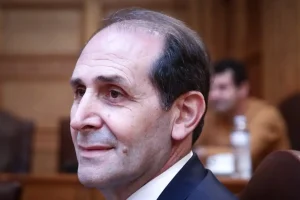 Τραγική ειρωνεία: Ο βουλευτής που βοήθησε να πολλαπλασιαστούν οι απινιδωτές στη χώρα, «έσβησε» σε παραλία που δεν διέθετε τη σωτήρια συσκευή