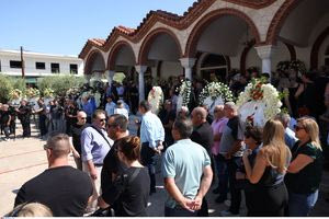 Πλήθος κόσμου στο «τελευταίο αντίο» στον Απόστολο Βεσυρόπουλο (φωτογραφίες)