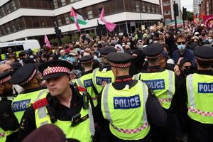 Συγκρούσεις κατά την διάρκεια διαδηλώσεων κατά των μεταναστών στο Μάντσεστερ και το Λονδίνο