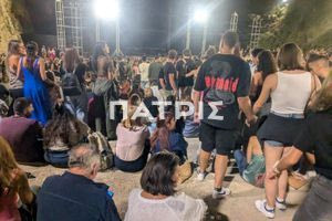 Ηράκλειο: Εξαφανίστηκαν οι καρέκλες από το Κηποθέατρο – Στα …όρθια η συναυλία του Γιάννη Χαρούλη (φωτογραφίες)