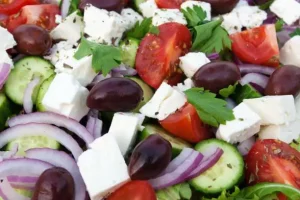 Μια τεράστια σαλάτα: Η γεύση του καλοκαιριού που μας γυρνά στα Κρητικά χωριά