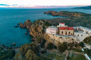 Παναγίες της Κρήτης: Στην Ιερά Μονή Χρυσοσκαλίτισσας με τη θέα προς το Ελαφονήσι