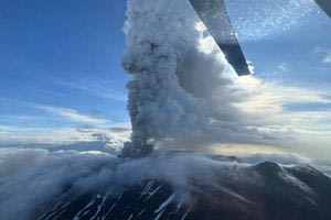 Σιβηρία: Ο σεισμός των 8,8 Ρίχτερ «ξύπνησε» ηφαίστειο που κοιμόταν πάνω από 500 χρόνια (vid)