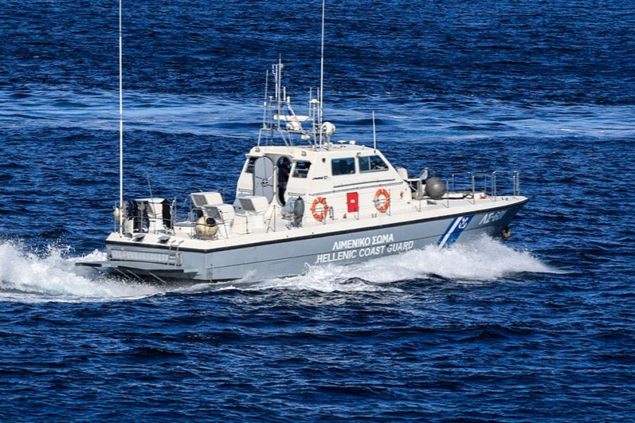 Φέρι μποτ προσάραξε σε ξέρα στα Νέα Στύρα – Κατεβάζουν με βάρκες τους επιβάτες