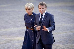 Οι Μακρόν προσέλαβαν ντεντέκτιβ για την ινφλουένσερ που διέδιδε ότι η Μπριζίτ γεννήθηκε άνδρας