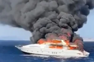 Τυλίχθηκε στις φλόγες και βυθίστηκε ιδιωτικό γιοτ στην Ίμπιζα (vid)