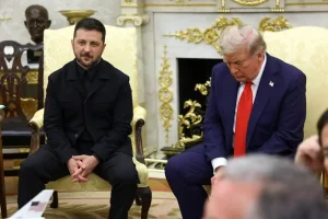 Με σκούρο μαύρο σακάκι ο Ζελένσκι στον Λευκό Οίκο – «Είστε υπέροχος με αυτό το κουστούμι» είπε ο Τραμπ