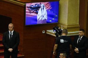 Αλβανία: Χάος στη Βουλή για την ΑΙ υπουργό – Πέταξαν αντίτυπα του Συντάγματος στον Ράμα