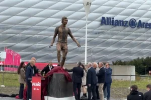 Μπάγερν: Tίμησε τον Φραντς Μπεκενμπάουερ με άγαλμα έξω από την «Αλιάνζ Αρένα»