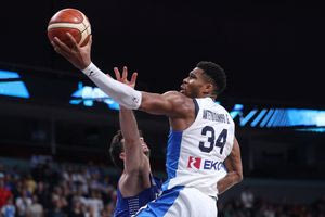 EuroBasket 2025: «Ημίθεος» ο Γιάννης Αντετοκούνμπο – Αποθέωση του «Greek Freak» από FIBA και NBA